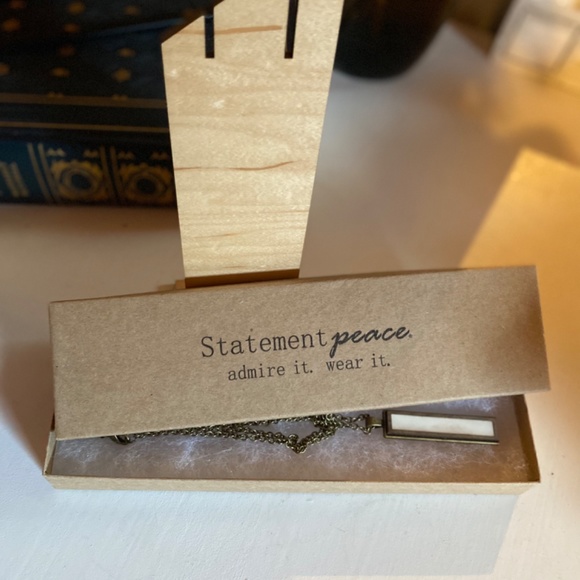 NEVER WORN Mother of Pearl Narrow Necklace - Picture 4 of 4